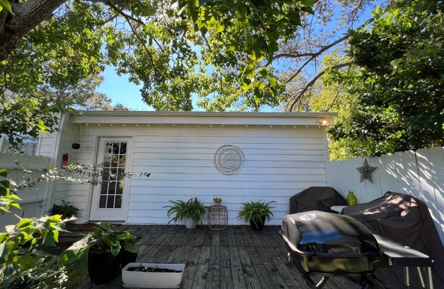 Cozy loft with parking and private patio w/grill