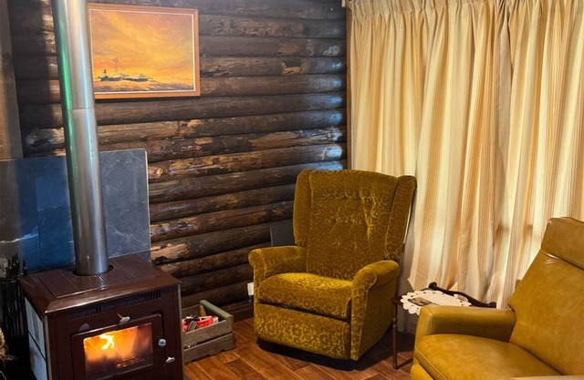 Cozy Log Cabin by the beach