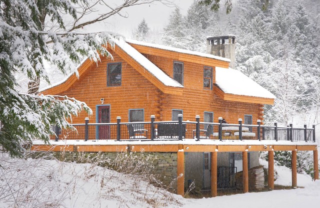 Cozy Log Cabin Short Drive to Okemo & Killington