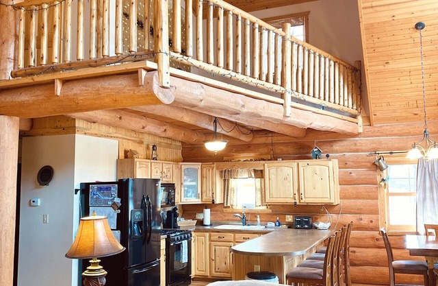 Cozy Log Cabin with fireplace, pool table, deck, and spacious kitchen!
