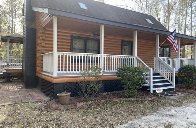 Cozy log cabin with plenty of space in Florence, SC