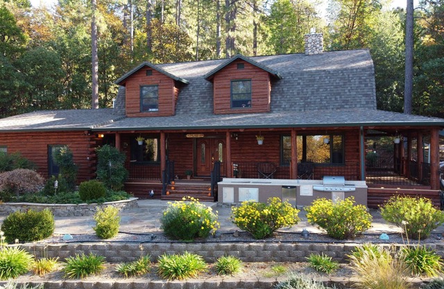 Cozy Log Cabin with a Touch of Luxury