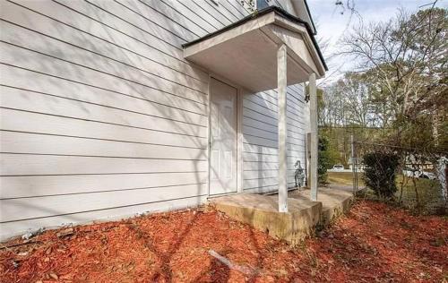 Cozy lower-level apartment
