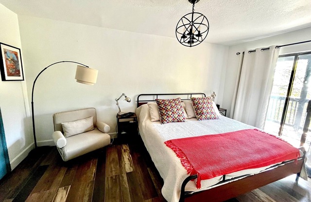 Cozy Luxe Ski Cabin Kid & Dog Friendly. New Hot Tub!