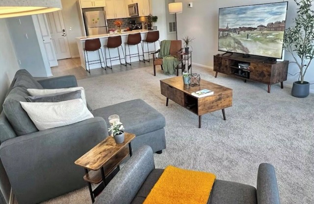 Cozy Luxurious Spacious Apt w/Valley View,Attached Garage,Pool,24-Hour Gym,3 TV