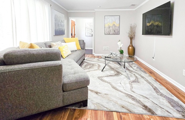 Cozy Matthews Getaway – 1 King, 2 Queens, Stylish & Central!