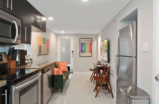 Cozy Mid-Century Apartment Steps From Restaurants