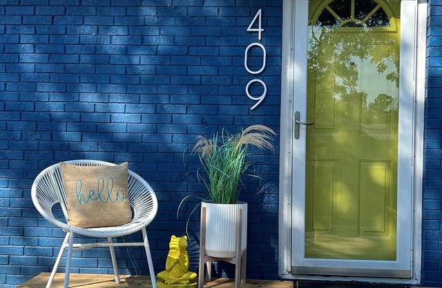 Cozy mid-century bungalow 1 min to kayak launch, 4 mins to beach! Sleeps 6!