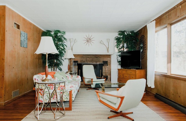 Cozy Mid-Century Mod by Lake MI&Dunes with Hot Tub