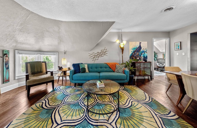 Cozy Midcentury 2bd - Walk to Restaurants, Westport, & Museums - Free Parking