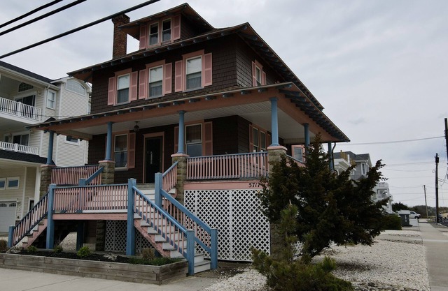 COZY MODERN & AFFORDABLE 1st floor SIC apartment ONE BLOCK from beach