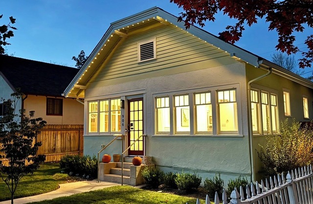 Cozy Modern Cottage in the heart of the historic district! Walk everywhere!