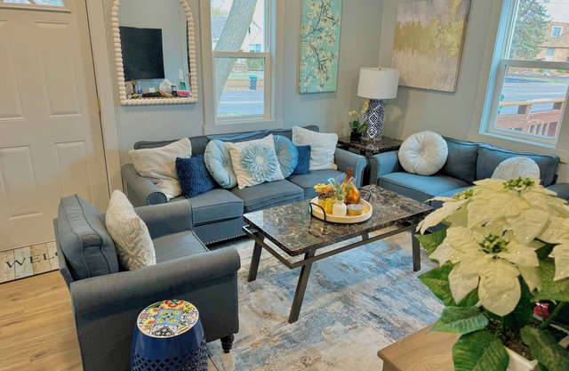 Cozy/Modern Home in Minneapolis with 4 Bedrooms and 2 Bathrooms, Sleeps 8!