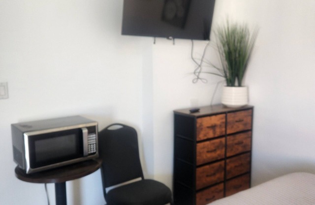 Cozy Motel in welcoming Inyokern with WiFi, AC,near 2 hwys perfect to stop& rest