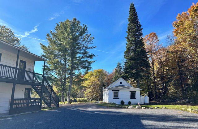 Cozy motel suite in charming Woodford with WiFi, AC