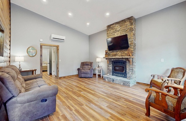 Cozy mountain cabin with fire pit, outdoor kitchen & scenic yard