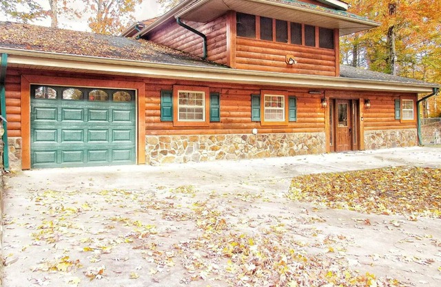 Cozy Mountain Cabin Game room Hot tub Fireplace