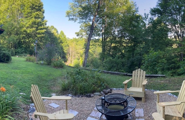 Cozy mountain cabin retreat in the beautiful Nantahala mountains!