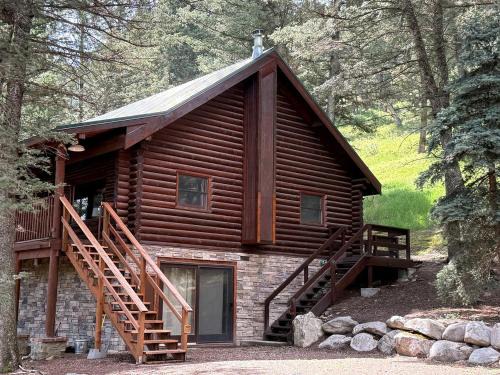 Cozy Mountain Cabin with Jacuzzi Near Ennis Lake in McAllister, Montana