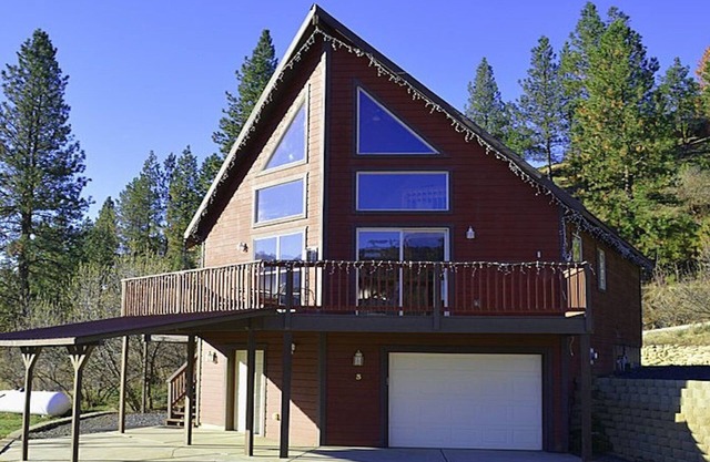 Cozy Mountain Getaway with Scenic Views, Abundant Wildlife and Hot Tub