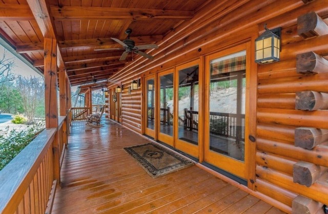 Cozy Mountain Hideaway + Hot Tub + Mins to Downtown Dahlonega