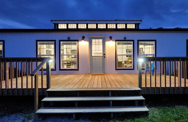 Cozy Mountain Views Cottage with a Farm Stay