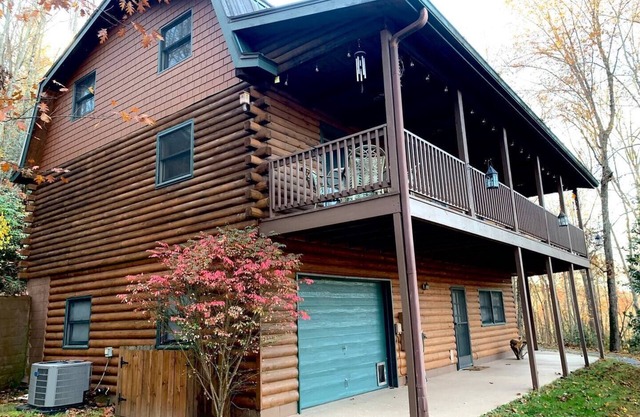Cozy Mtn Log Cabin, wonderful views, 5 mins from Hayesville town sq, sleeps 8.