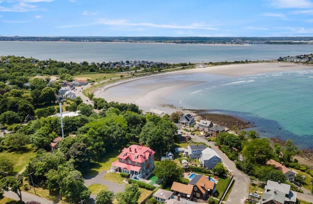 Cozy Nahant Apartment 5 min walk to private beaches