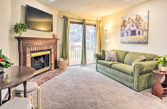 Cozy Nevada Townhome < 1 Mi to Cottey College