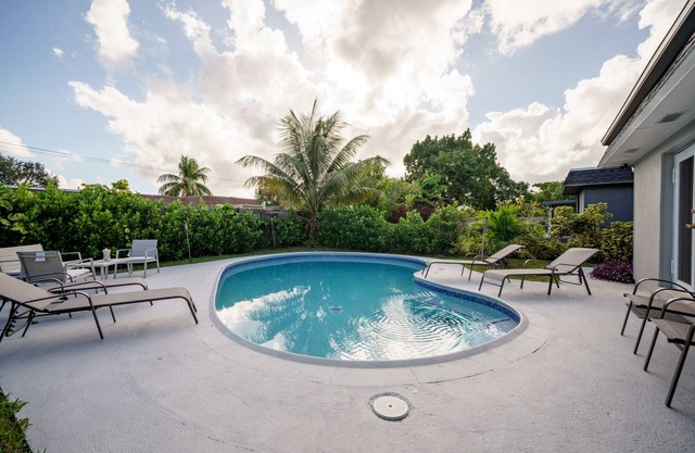 Cozy Newly Re-done 3BD + 2 BTHS w Large Pool and private backyard !