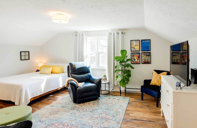 Cozy Norwalk Apt: Near Cedar Point & Kalahari!