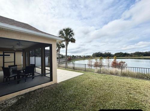 Cozy Oasis in Prime Location with Sunset Lake View, Golf Cart and Bathtub