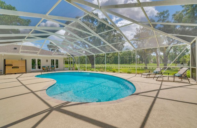 Cozy Ocala Retreat with Pool, Screened Lanai!