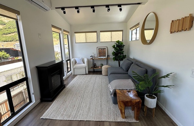 Cozy ocean view mobile home in amazing Pacific Palisades with AC, WiFi & Laundry