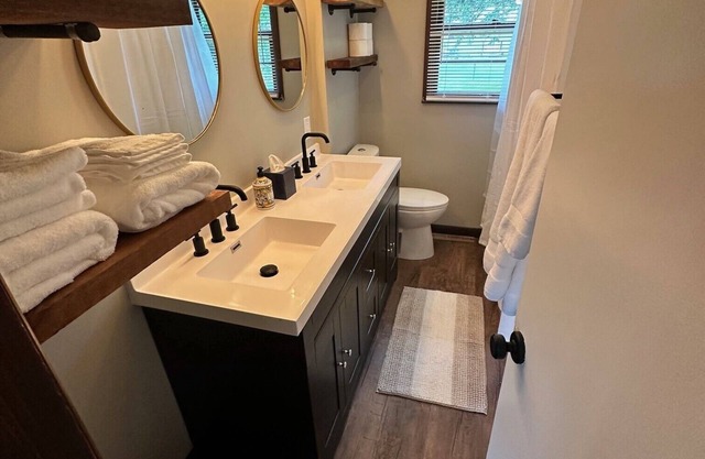 Cozy on Campus! Keep it simple at this centrally-located place on the KU Campus.