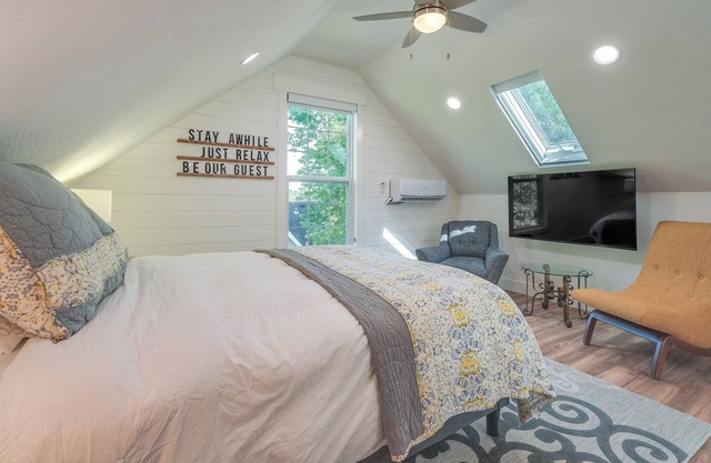 Cozy Ozark Studio Near Downtown & River!
