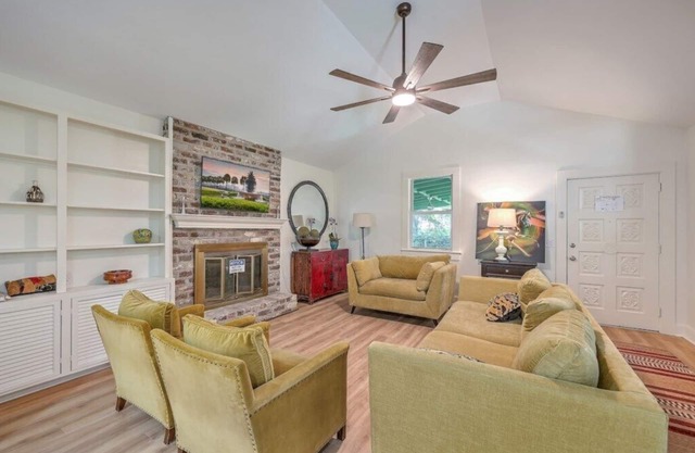 Cozy Park Circle Retreat with Deck & Modern Amenities, Close to Charleston