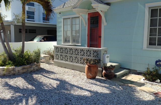 Cozy Pass-a-Grille Cottage