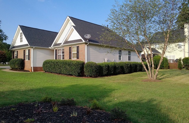 Cozy Peaceful Home Sleeps up to 11 Top-Rated for 8 years 5 min to GSP, BMW