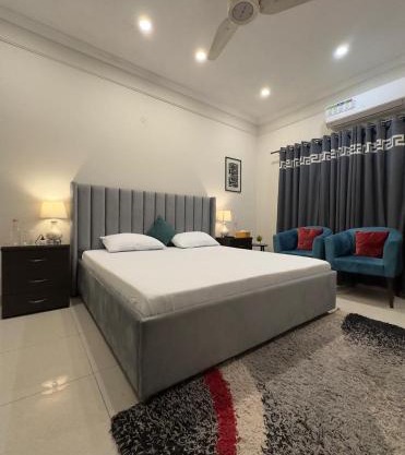Cozy & Peaceful Rooms Near Lyallpur Galleria