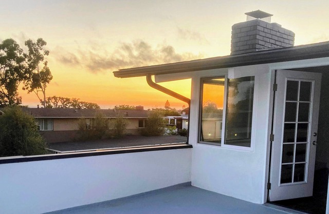 Cozy Penthouse , Private Beach access, Pool walk to Shops