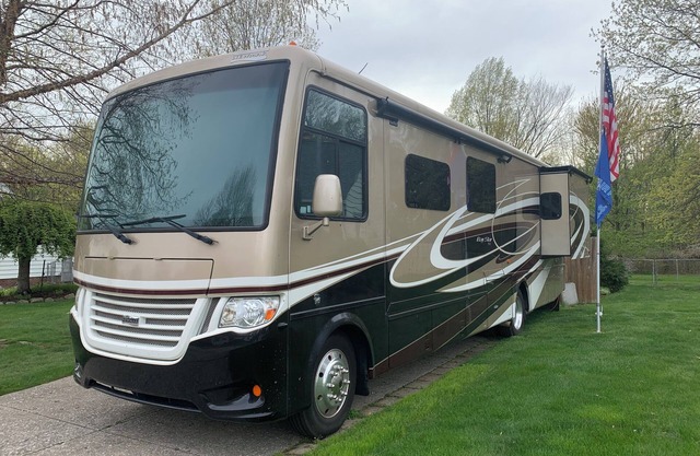 Cozy Pet-Friendly RV with Spectrum TV, WiFi, AC in charming Zephyrhills, Fl