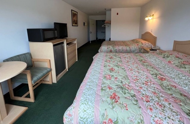 Cozy Petite King + Queen Suite in a Friendly Town!