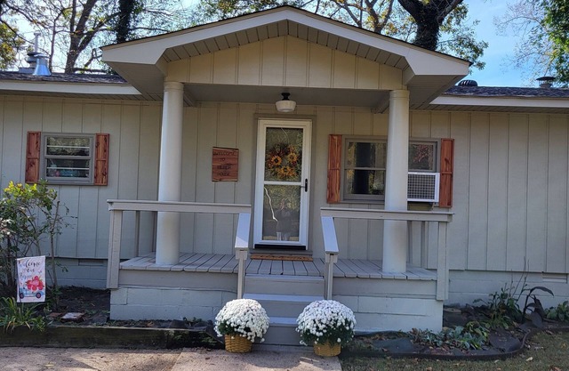 Cozy place right on Little Red River near Cow Shoals and Sugarloaf Mt trailhead