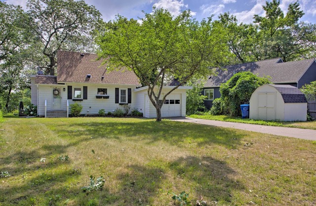 Cozy Plymouth Cottage w/Medicine Lake View!