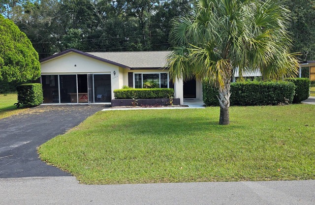 Cozy Pool Home in a peaceful neighborhood in Dunnellon Florida. 2 Bed 2 Bath