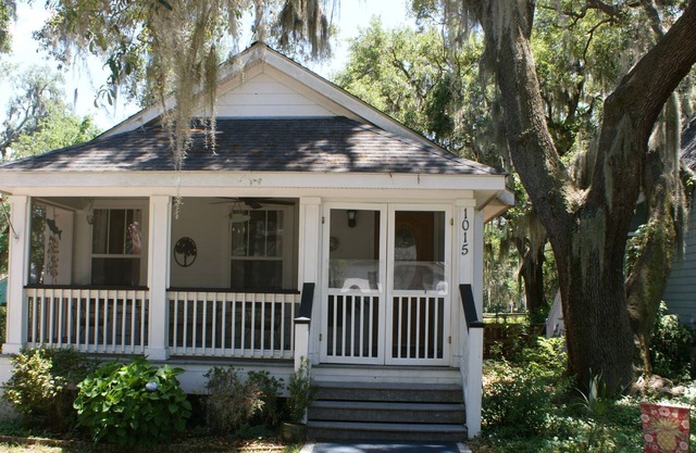 Cozy Port Royal Cottage, 2 miles from Parris Island Marine Base near Beaufort SC