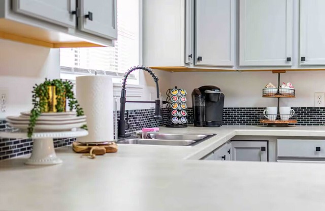 Cozy & Private 4BDRM W/Hot Tub & Garage