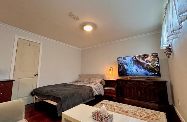 Cozy Private Studio Apartment + Parking, Great for Toronto Commuters