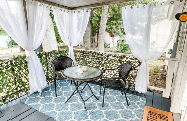 Cozy Queen 2BR Bungalow Convenient to Downtown